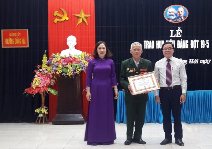    Đảng ủy phường Đồng Hải tổ chức lễ trao Huy hiệu Đảng đợt 19-5 cho các đảng viên. 