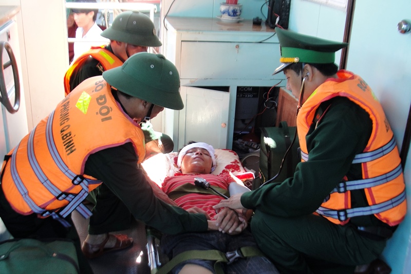    Chăm sóc y tế, sơ cấp cứu người dân bị nạn trên biển.