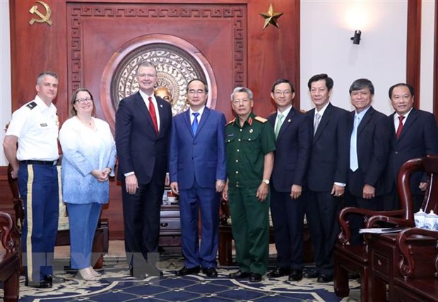 Ông Nguyễn Thiện Nhân, Bí thư Thành ủy Thành phố Hồ Chí Minh (thứ 4 từ trái sang) tiếp ông Daniel Kritenbrink, Đại sứ Hoa Kỳ tại Việt Nam (thứ 3 từ trái sang) cùng các đại biểu. (Ảnh: Xuân Khu/TTXVN)