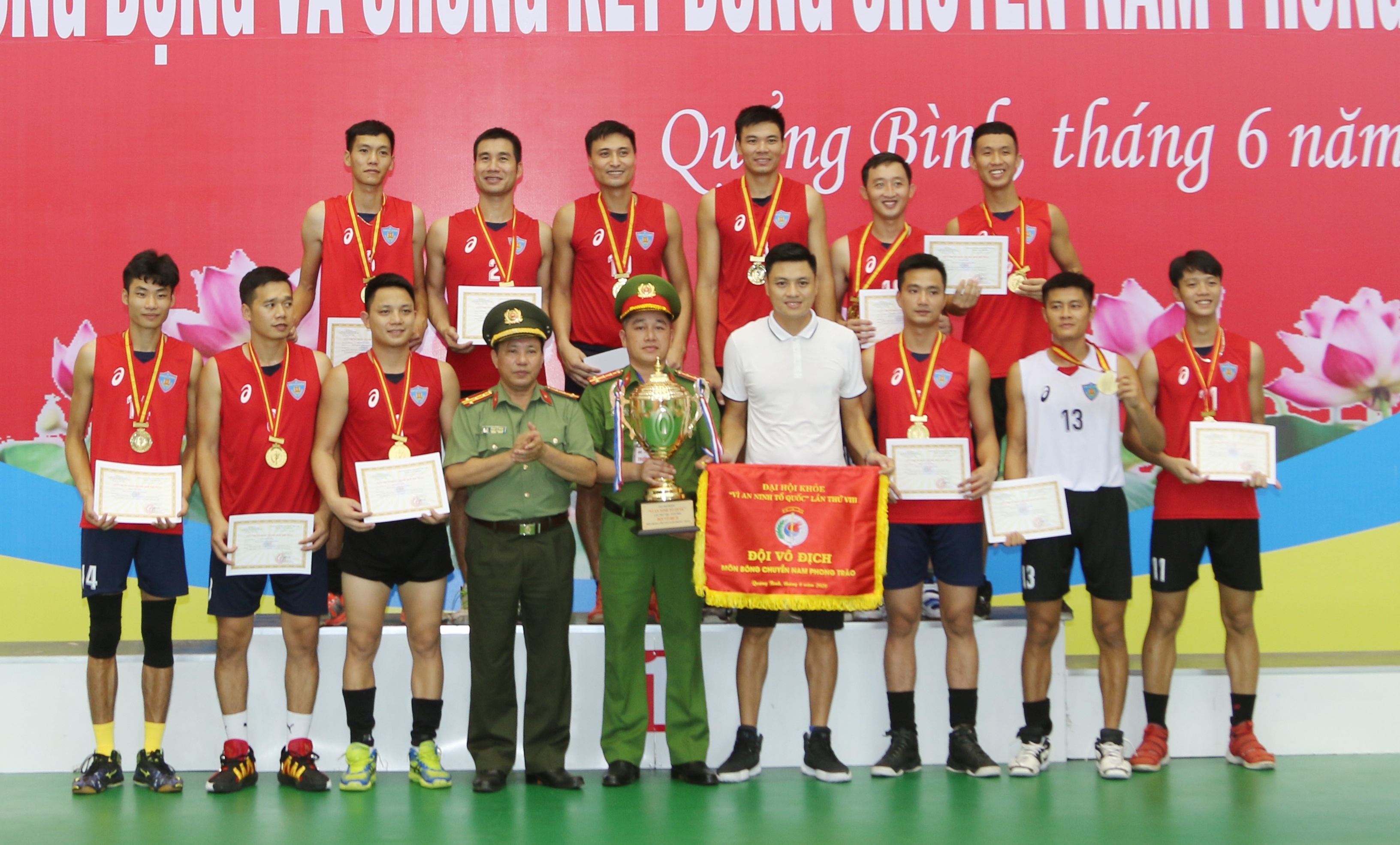 Bộ Tư lệnh Cảnh sát Cơ động đoạt cup vô địch bóng chuyền nam phong trào. 