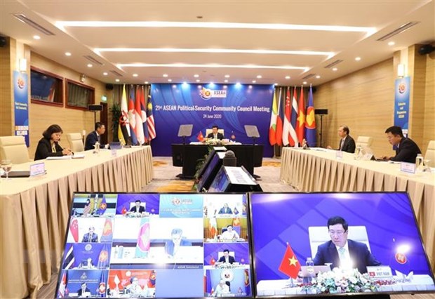 Phó Thủ tướng, Bộ trưởng Bộ Ngoại giao Phạm Bình Minh chủ trì Hội nghị trực tuyến Hội đồng Chính trị-An ninh ASEAN lần thứ 21. (Ảnh: Văn Điệp/TTXVN)
