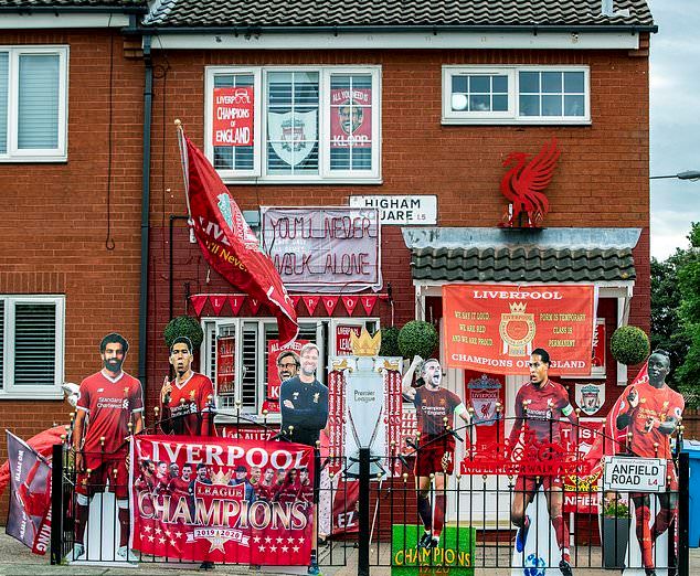  Ngôi nhà của CĐV Liverpool đã trang hoàng sẵn sàng chờ ngày ăn mừng chiến thắng của đội nhà. Ảnh: AP