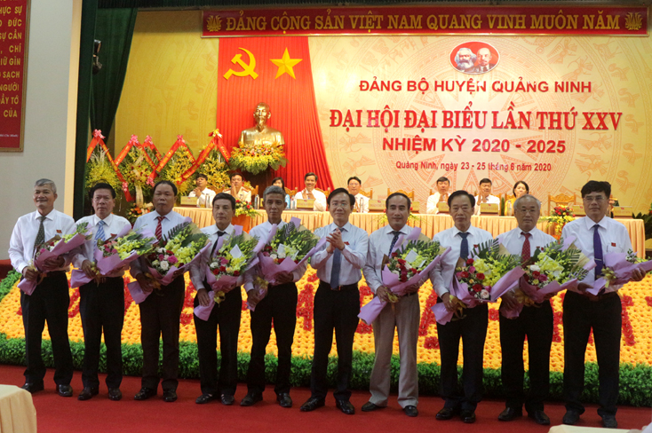 Đồng chí Hoàng Xuân Tân, Bí thư Huyện ủy Quảng Ninh tặng hoa cho các đồng chí Huyện ủy viên Khóa XXIV  không tái cử.