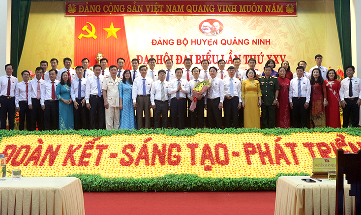 Đồng chí Phó Chủ tịch Thường trực UBND tỉnh Nguyễn Xuân Quang tặng hoa chúc mừng Ban Chấp hành Đảng bộ huyện Quảng Ninh khóa XXV, nhiệm kỳ 2020-2025.