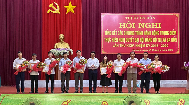 Đồng chí Trương An Ninh, Ủy viên Ban Thường vụ Tỉnh ủy, Bí thư Thị ủy Ba Đồn tặng giấy khen cho các tập thể, cá nhân có thành tích xuất sắc trong nhiệm kỳ qua