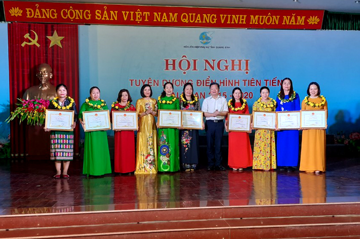 Đồng chí Phó Chủ tịch UBND tỉnh Nguyễn Tiến Hoàng trao bằng khen của UBND tỉnh cho các tập thể điển hình giai đoạn 2015-2020.