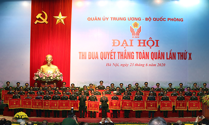 Đại tá Hoàng Xuân Vĩnh, Chính ủy Bộ CHQS tỉnh (người đứng thứ hai, hàng trên cùng, từ phải sang) nhận cờ thi đua.