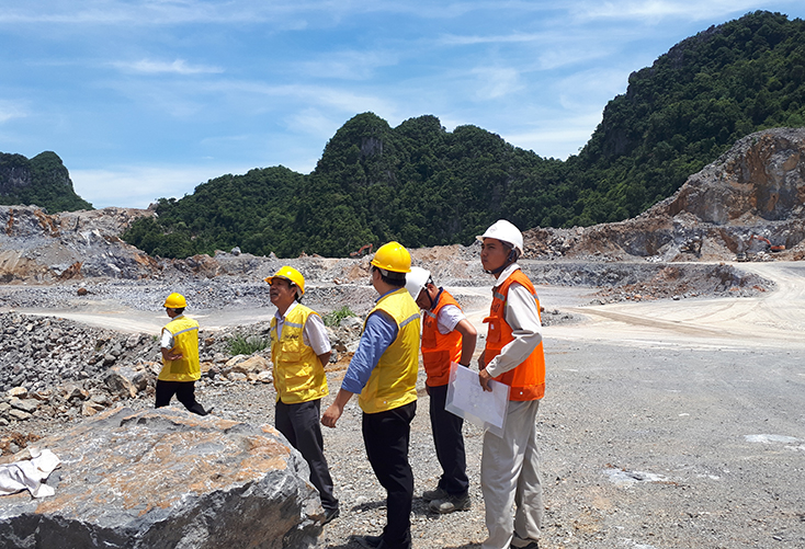 Lực lượng chức năng kiểm tra hoạt động sản xuất, khai thác khoáng sản tại các mỏ đá. 