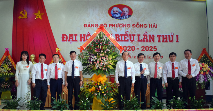 Đồng chí Trần Xuân Vinh và Lê Văn Phúc tặng hoa chúc mừng Đại hội đại biểu Đảng bộ phường Đồng Hải lần thứ I