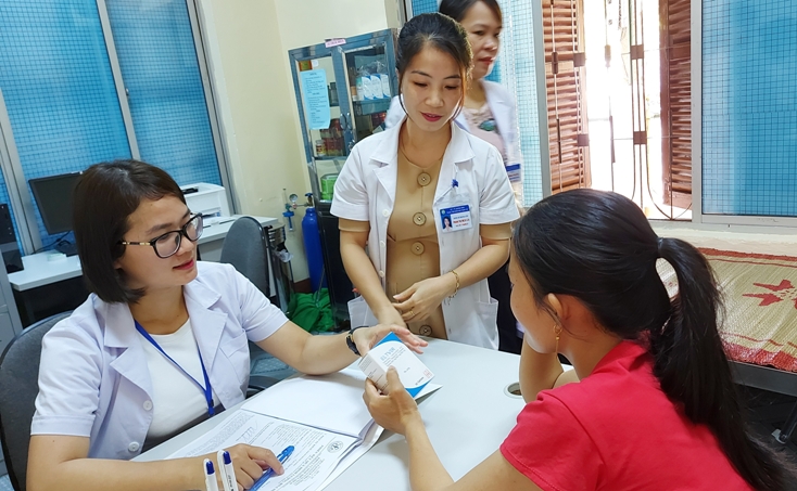  Cán bộ y tế Khoa Phòng, chống HIV/AIDS, Trung tâm Kiểm soát bệnh tật Quảng Bình tư vấn sức khỏe, hướng dẫn cách sử dụng thuốc ARV cho người nhiễm HIV.
