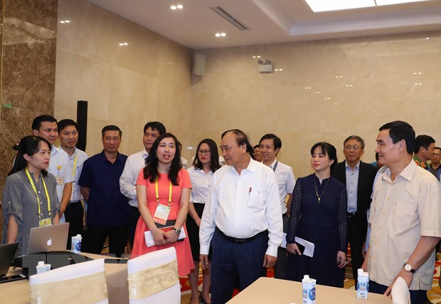 Thủ tướng Nguyễn Xuân Phúc kiểm tra công tác chuẩn bị tại Trung tâm báo chí. (Ảnh: Thống Nhất/TTXVN)