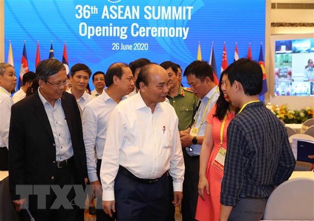 Thủ tướng Nguyễn Xuân Phúc đến Trung tâm Hội nghị Quốc tế (ICC) kiểm tra công tác chuẩn bị Hội nghị Cấp cao ASEAN lần thứ 36 và các hội nghị liên quan. (Ảnh: Thống Nhất/TTXVN)