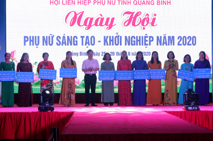 Đồng chí Phó Chủ tịch UBND tỉnh Nguyễn Tiến Hoàng trao biển tượng trưng hỗ trợ phụ nữ khởi nghiệp.