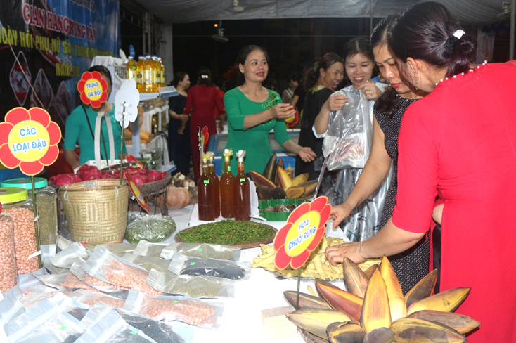 Ngày hội thu hút đông đảo hội viên phụ nữ tham quan các gian hàng trưng bày.