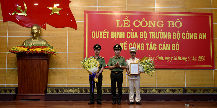 Đồng chí Thiếu tướng Trần Quốc Tỏ, Thứ trưởng Bộ Công an trao quyết định và tặng hoa chúc mừng các đồng chí được điều động, bổ nhiệm.