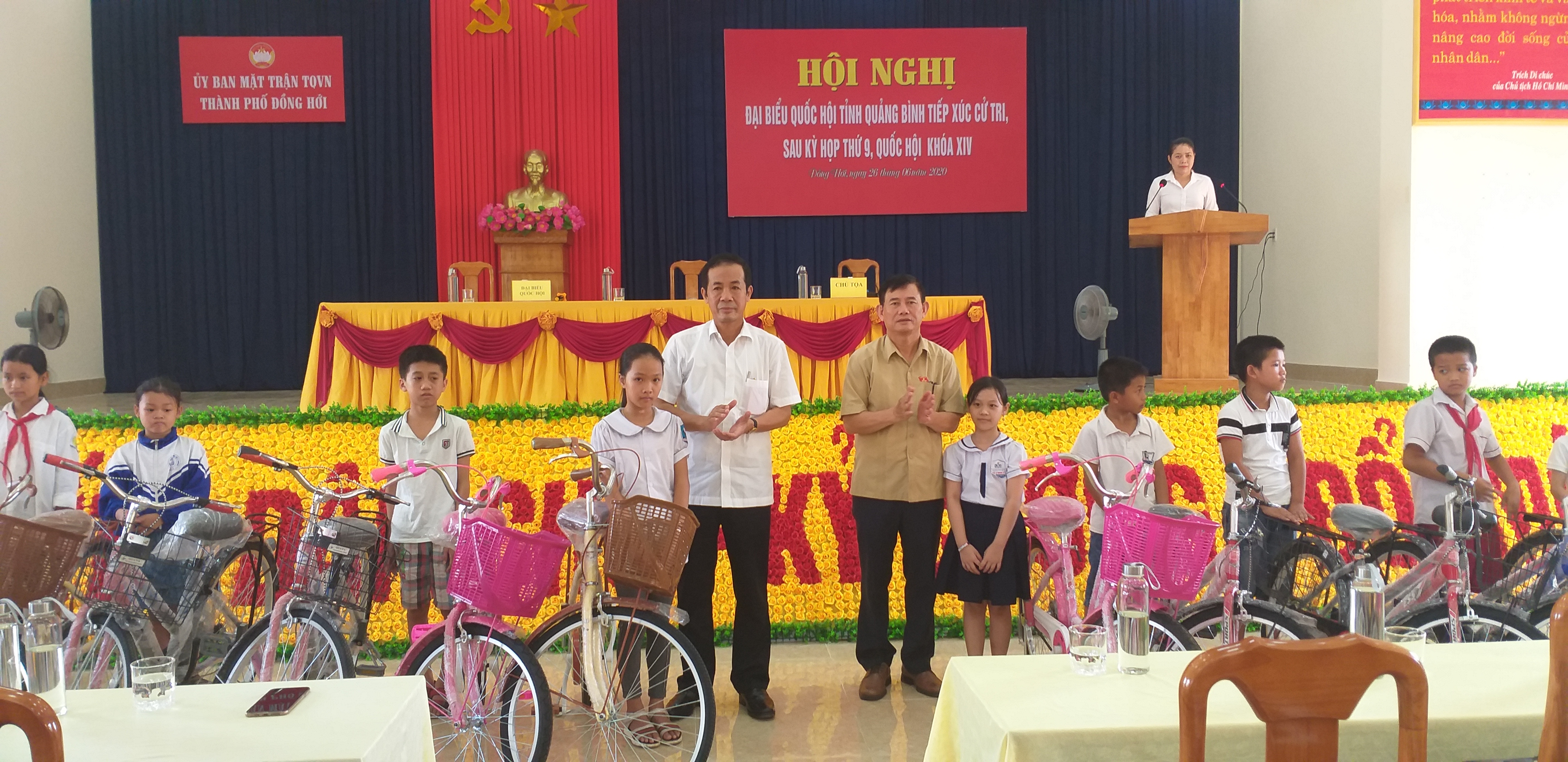 Các đồng chí trong Đoàn ĐBQH tỉnh đã trực tiếp trao tặng 20 chiếc xe đạp cho các em học sinh có hoàn cảnh khó khăn