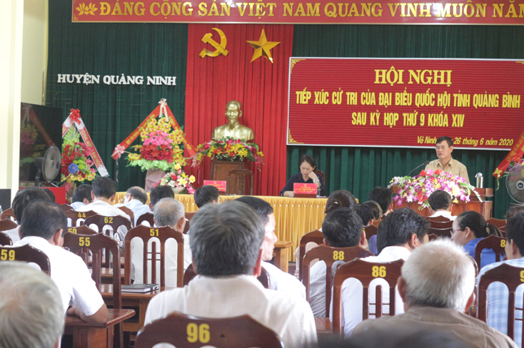 Đồng chí Nguyễn Ngọc Phương, Phó Trưởng Đoàn ĐBQH tỉnh tiếp thu các kiến nghị của cử tri.
