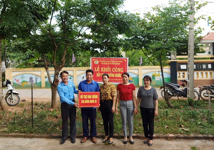  LĐLĐ huyện Quảng Trạch hỗ trợ 30 triệu đồng xây dựng giếng nước ở xã Quảng Thạch.