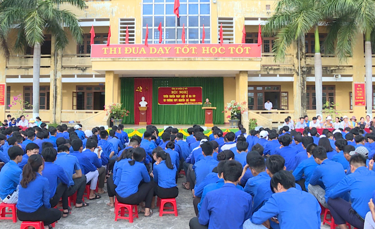 Công an huyện Lệ Thủy đang tuyên truyền tác hại của ma túy tại Trường THPT Nguyễn Chí Thanh
