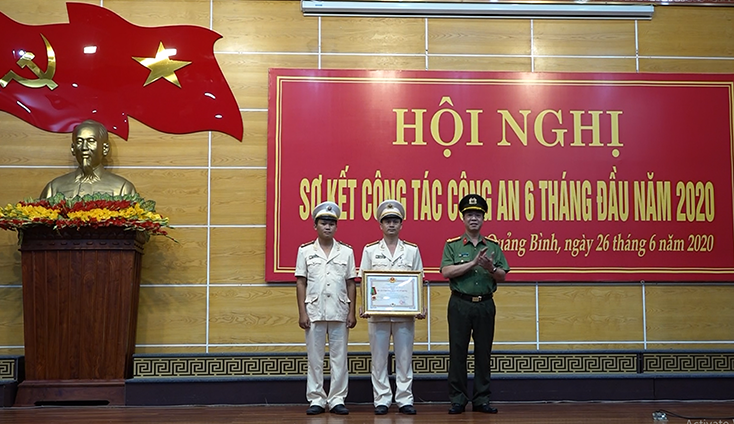 Thừa ủy quyền của Chủ tịch nước, Đại tá Trần Hải Quân, Giám đốc Công an tỉnh đã trao tặng Huân chương bảo vệ Tổ quốc Hạng 3 đối với Công an phường Nam Lý.