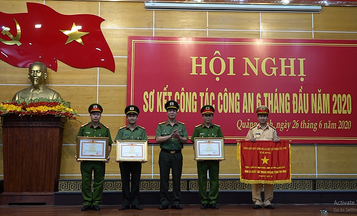 Giám đốc Công an tỉnh trao cờ thi đua của Chính phủ đối với Phòng CSGT và bằng khen đối với 3 tập thể.