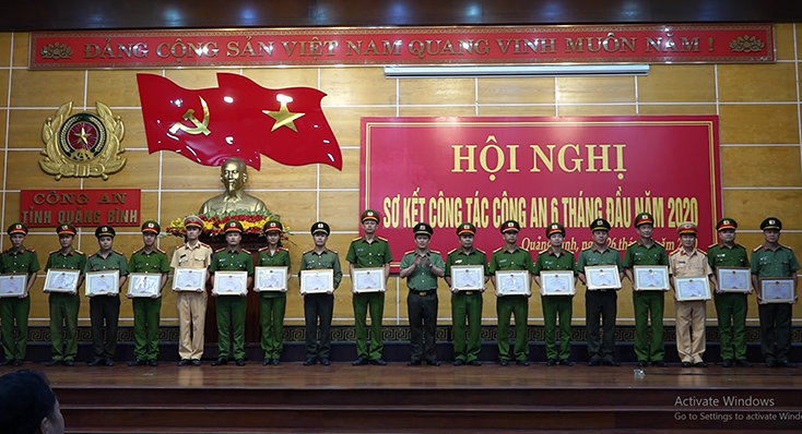 Đại tá Bùi Quang Thanh, Phó giám đốc Công an tỉnh trao giấy khen của Giám đốc Công an tỉnh đối với các tập thể, cá nhân.