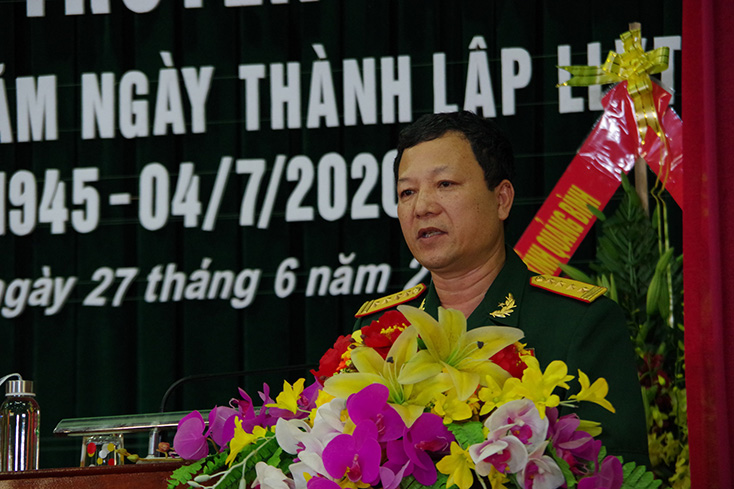 Đại tá Hoàng Xuân Vĩnh, Chính ủy Bộ CHQS tỉnh phát biểu ôn lại truyền thống hào hùng 75 năm xây dựng, chiến đấu và trưởng thành của LLVT tỉnh
