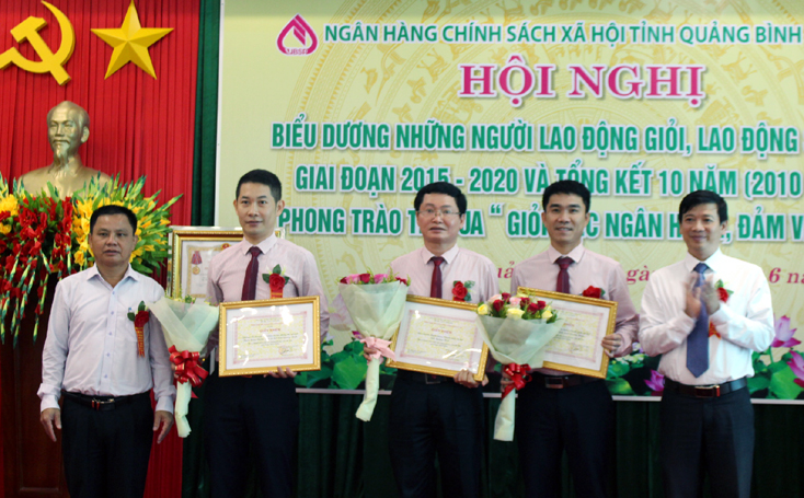 Các tập thể được Tổng Giám đốc NHCSXH Việt Nam tặng giấy khen vì có thành tích xuất sắc trong phong trào thi đua giai đoạn 2015-2020.