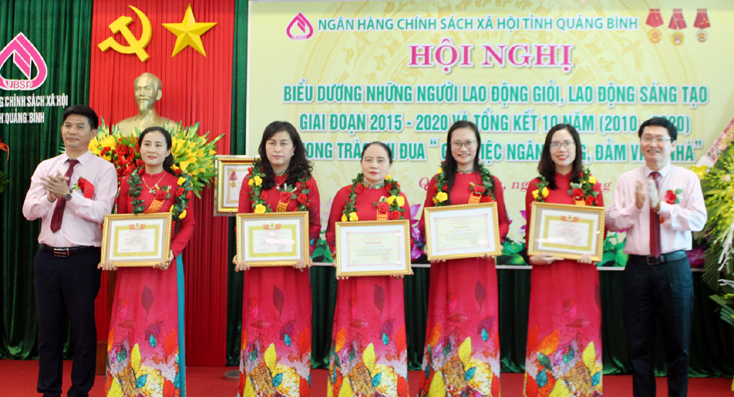 Các cá nhân được Công đoàn NHCSXH Việt Nam tặng giấy khen vì có thành tích trong phong trào thi đua “Giỏi việc Ngân hàng, đảm việc nhà” giai đoạn 2010-2020.
