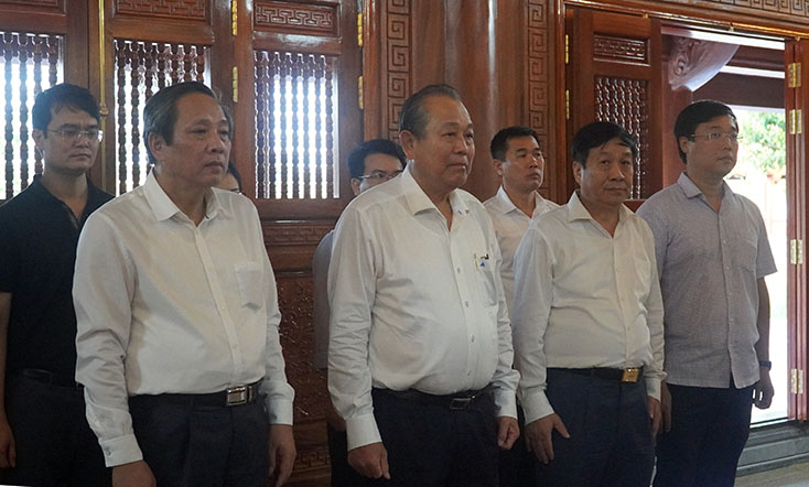 Đồng chí  Phó Thủ tướng Thường trực Chính phủ Trương Hòa Bình và các đồng chí lãnh đạo tỉnh tưởng niệm Bác Hồ và các anh hùng liệt sĩ