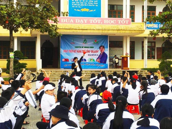    Nguyễn Hữu Long dẫn dắt một chương trình ngoại khóa về kỹ năng sống cho các em học sinh.