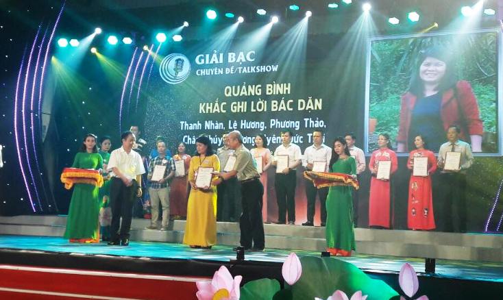 Ban tổ chức trao giải bạc cho đại diện nhóm tác giả Đài PT-TH Quảng Bình. 