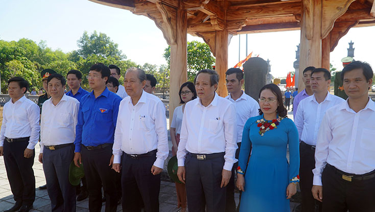 Đồng chí Phó Thủ tướng Thường trực Chính phủ Trương Hòa Bình và các đồng chí lãnh đạo tỉnh viếng Lễ Thành hầu Nguyễn Hữu Cảnh 