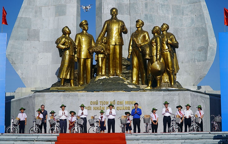 Đồng chí Phó Thủ tướng Thường trực Chính phủ Trương Hòa Bình và đồng chí Bí thư Tỉnh ủy Hoàng Đăng Quang trao quà cho học sinh có hoàn cảnh khó khăn tại lễ ra quân chiến dịch Hè tình nguyện 2020