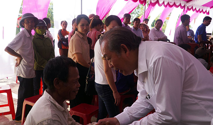Đồng chí Phó Thủ tướng Thường trực Chính phủ Trương Hòa Bình trò chuyện với nhân dân huyện Lệ Thủy