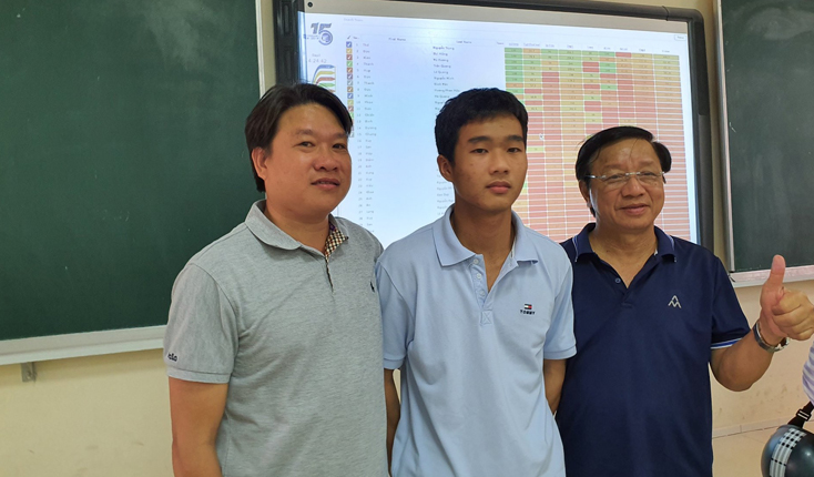 Em Nguyễn Thái Chung (đứng giữa), chia sẻ niềm vui với các thầy Trường THPT chuyên Võ Nguyên Giáp ngay sau khi kết thúc ngày thi thứ 2. 