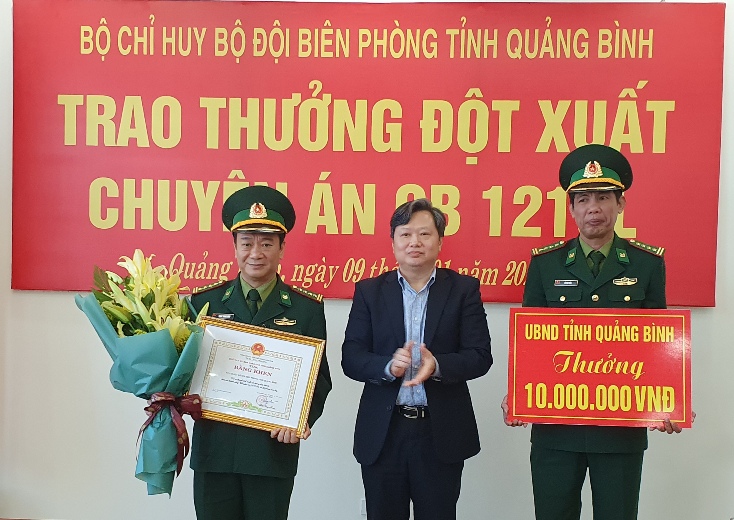  Đồng chí Nguyễn Tiến Hoàng, Tỉnh ủy viên, Phó Chủ tịch UBND tỉnh trao thưởng đột xuất Ban chuyên án ma túy QB1219L phá thành công vụ buôn bán, vận chuyển 60.000 viên ma túy tổng hợp qua biên giới.