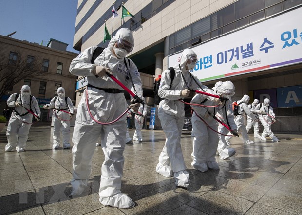 Phun thuốc khử trùng nhằm ngăn chặn sự lây lan của dịch COVID-19 tại thành phố Daegu, Hàn Quốc ngày 2/3/2020. (Ảnh: THX/TTXVN)