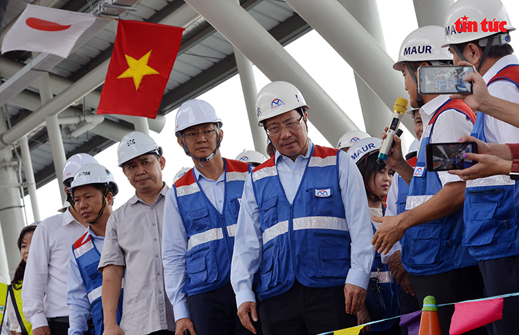 Phó Thủ tướng Phạm Bình Minh tham quan nhà ga Công nghệ cao (quận 9). Ảnh: Báo tin tức (TTXVN)
