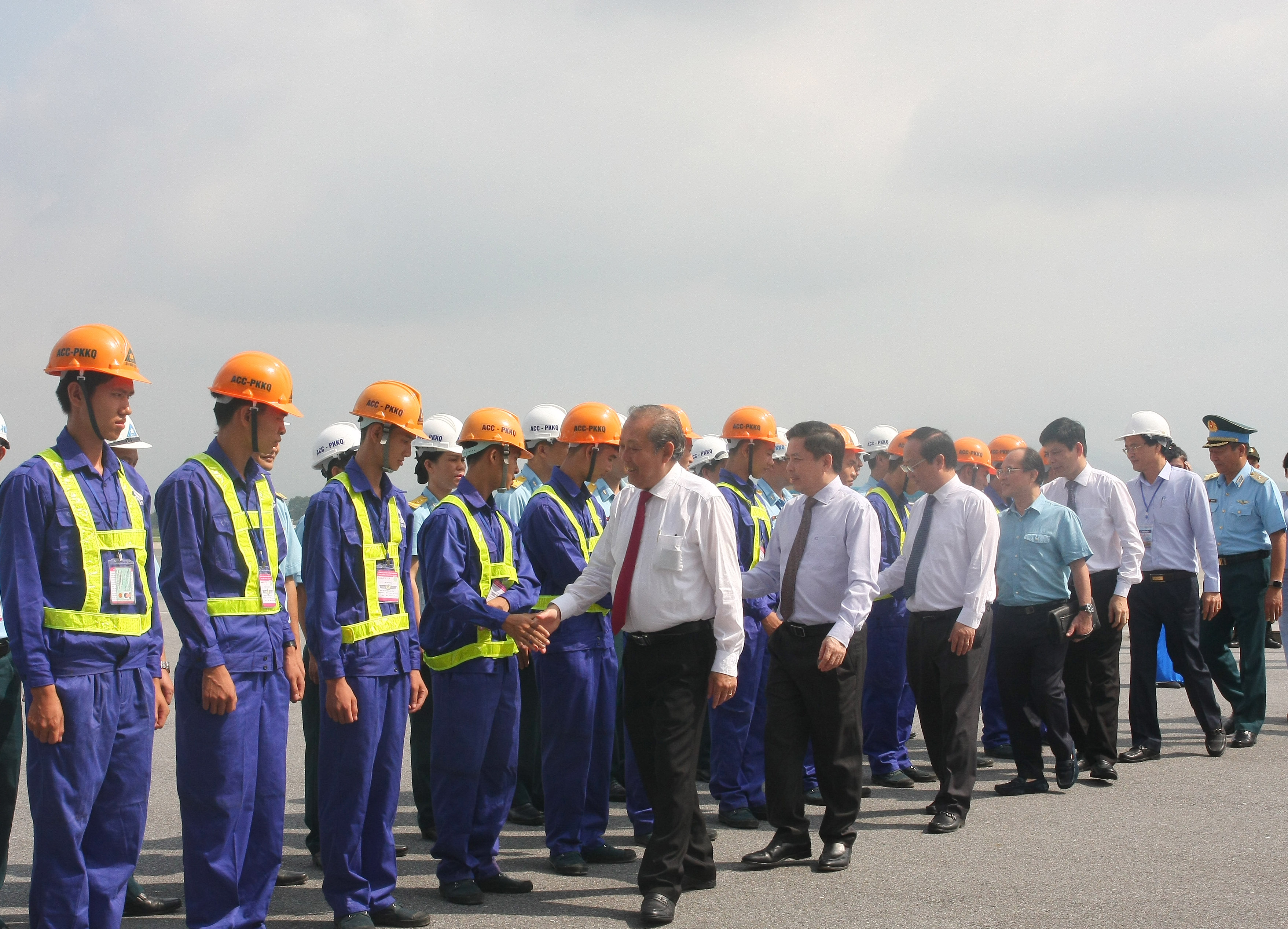  Phó Thủ tướng Trương Hòa Bình động viên các lực lượng thi công, xây dựng các hạng mục. Ảnh: VGP/Lê Sơn