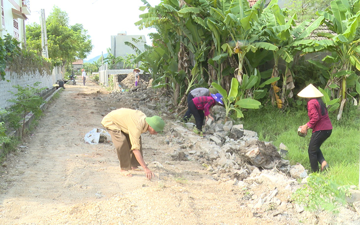 Nông dân xã Quảng Thủy, thị xã Ba Đồn tham gia xây dựng đường giao thông nông thôn mới 