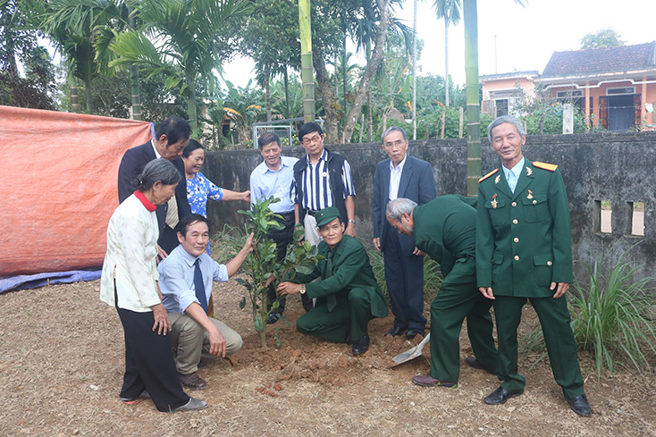 Đại diện Hội CCB tỉnh và CCB Đại đội trinh sát, Sư đoàn 341 (C20, F341) trồng cây lưu niệm tại xã Mỹ Thủy, huyện Lệ Thủy. 