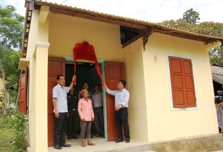  Đồng chí Chủ tịch UBND tỉnh Trần Công Thuật và đồng chí Chủ tịch UBND huyện Minh Hóa Nguyễn Bắc Việt khánh thành công trình sửa chữa 87 nhà ở cho đồng bào Rục.