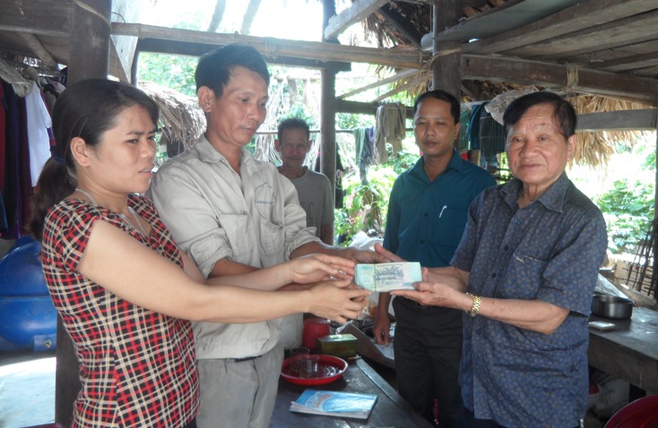  Ông Phạm Quang Lịch (ngoài cùng bên phải) trao quà hỗ trợ cho bệnh nhân nghèo. (Ảnh: M.Huệ) 