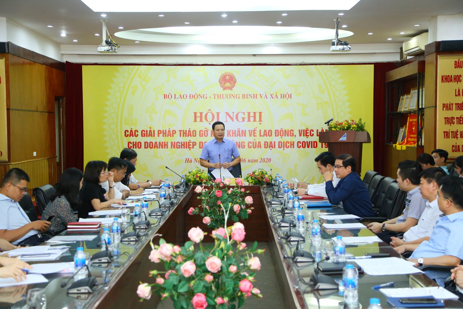Thứ trưởng Bộ LĐ-TB&XH Lê Văn Thanh trao đổi với đại diện các doanh nghiệp nhằm tháo gỡ khó khăn cho lao động.