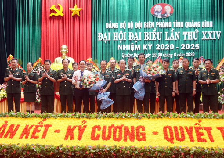 Ban Chấp hành Đảng bộ BĐBP tỉnh Quảng Bình nhiệm kỳ 2020-2025 ra mắt nhận nhiệm vụ.