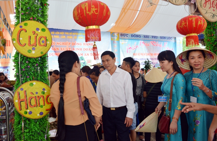 Đồng chí Chủ tịch UBND huyện Bố Trạch Trần Quang Vũ tham dự ngày hội trưng bày các sản phẩm nông sản độc đáo trên địa bàn toàn huyện tại Trung tâm du lịch Phong Nha-Kẻ Bàng.