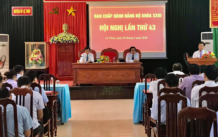 Đồng chí Lê Vĩnh Thế, Bí thư Huyện ủy Lệ Thủy kết luận tại hội nghị