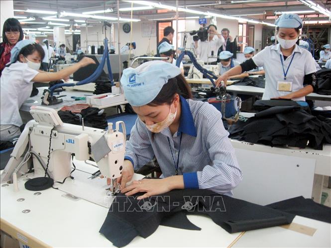 Ngành dệt may Việt Nam sản xuất hàng sang châu Âu. Ảnh tư liệu: Đỗ Phương Anh/TTXVN