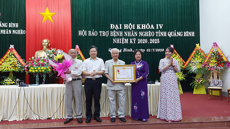Thừa ủy quyền của Chủ tịch nước, đồng chí Nguyễn Tiến Hoàng đã trao trao tặng Huân chương Lao động bạng Ba của Chủ tịch nước cho Hội BTBNN tỉnh Quảng Bình 